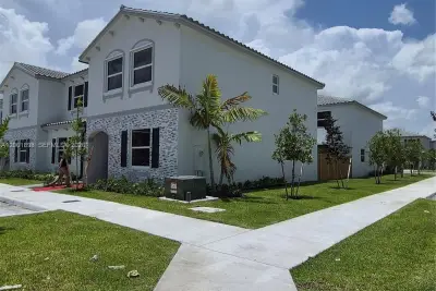 Townhouse in Florida City: photo 1 of 13