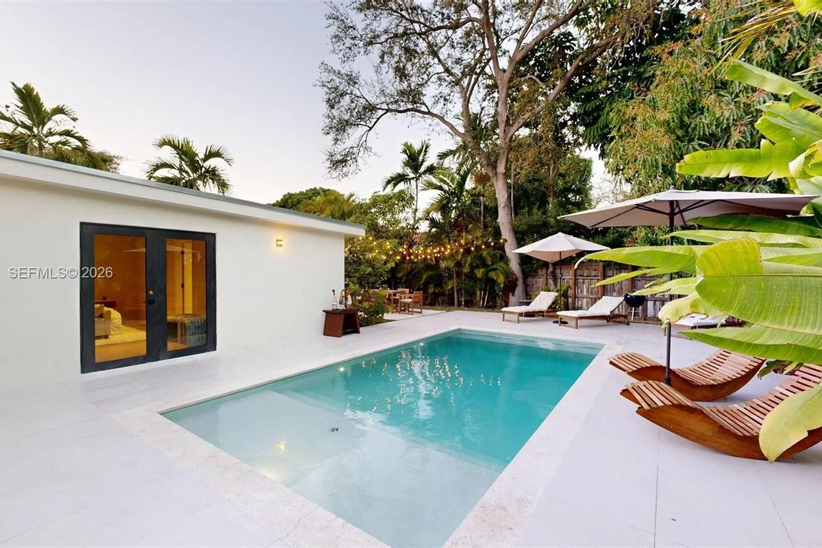 1277 SW 19th St, Miami: photo 1 of 63