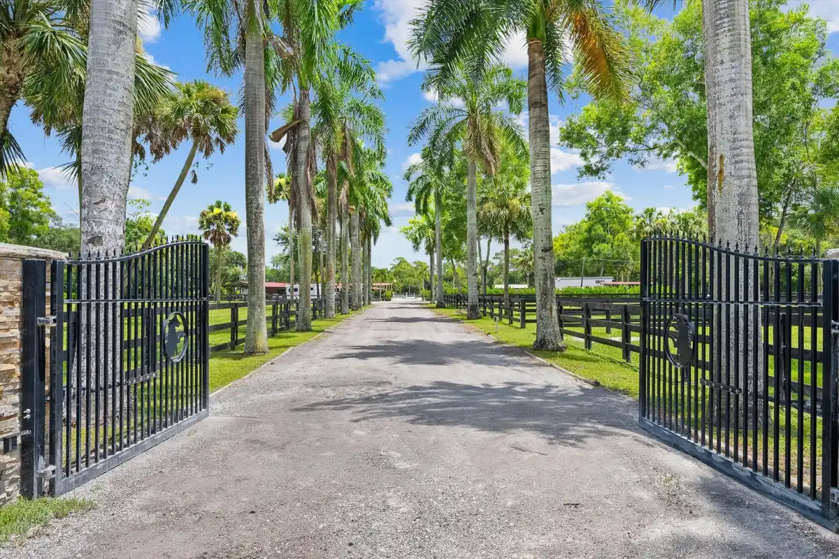 3570 B Rd, Loxahatchee: photo 1 of 17