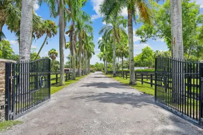 3570 B Rd, Loxahatchee: photo 1 of 17