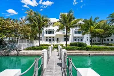 6203 Laguna Path N, Miami Beach: photo 1 of 45