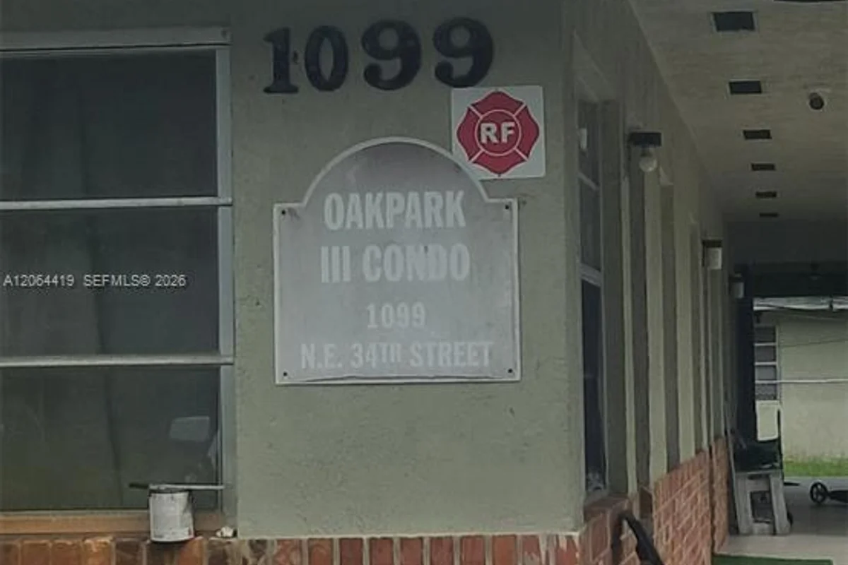 1098 NE 34th Ct #4, Oakland Park: photo 1 of 10