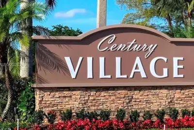 Condo in West Palm Beach: photo 1 of 10