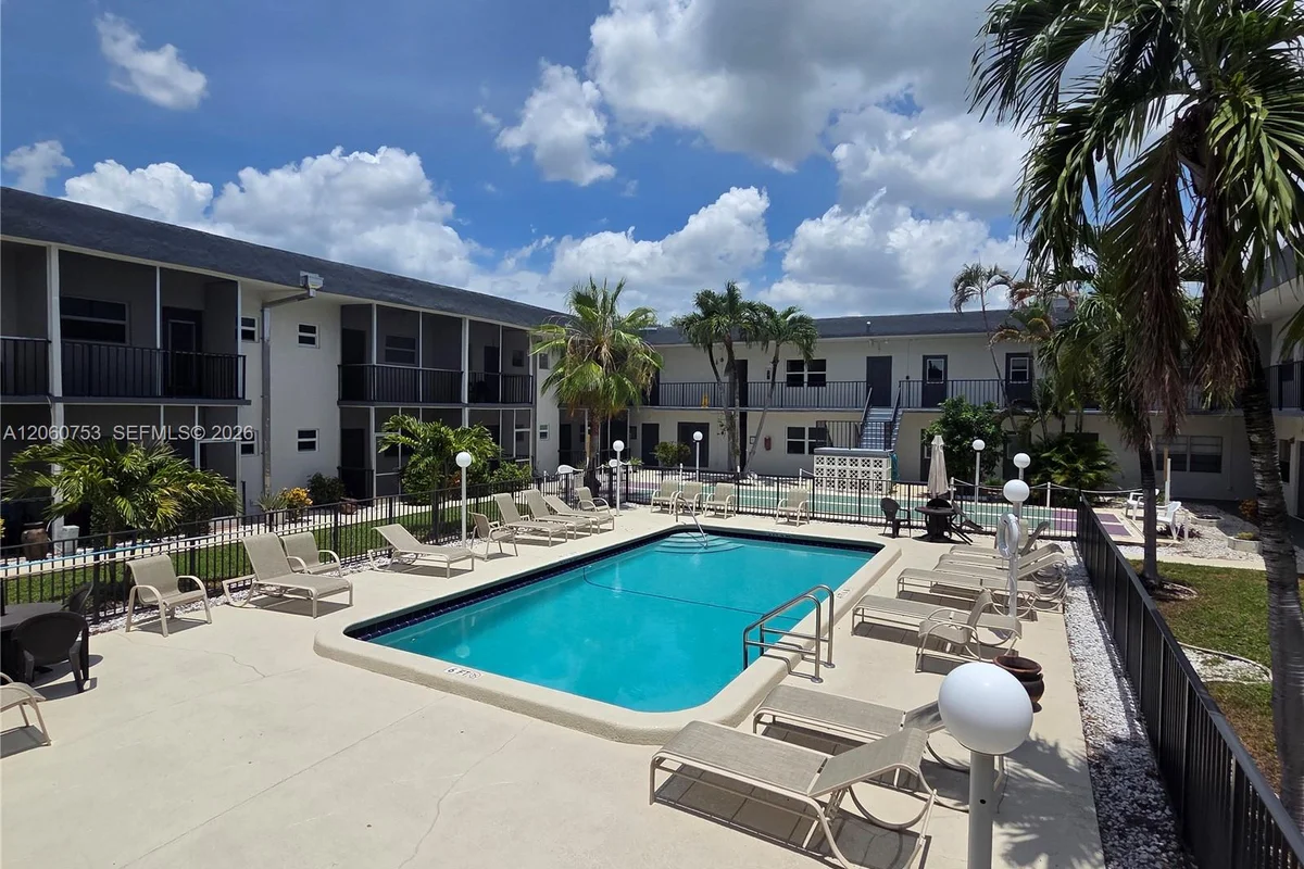 415 NE 2nd St #229, Hallandale Beach: photo 1 of 33