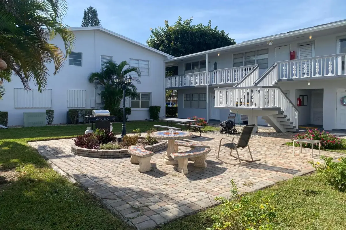 95 Cambridge E, West Palm Beach: photo 1 of 40