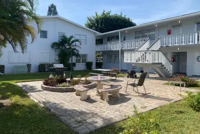 95 Cambridge E, West Palm Beach: photo 1 of 40