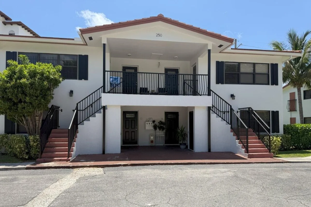 250 SW 7th St #13, Boca Raton: photo 1 of 10