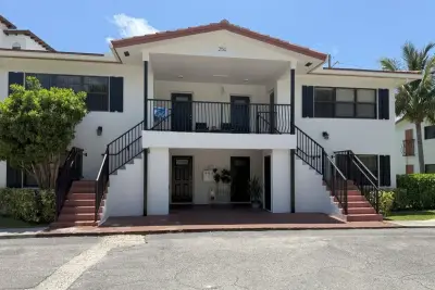 250 SW 7th St #13, Boca Raton: photo 1 of 10