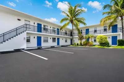 1015 NE 17th Ave #205, Fort Lauderdale: photo 1 of 15