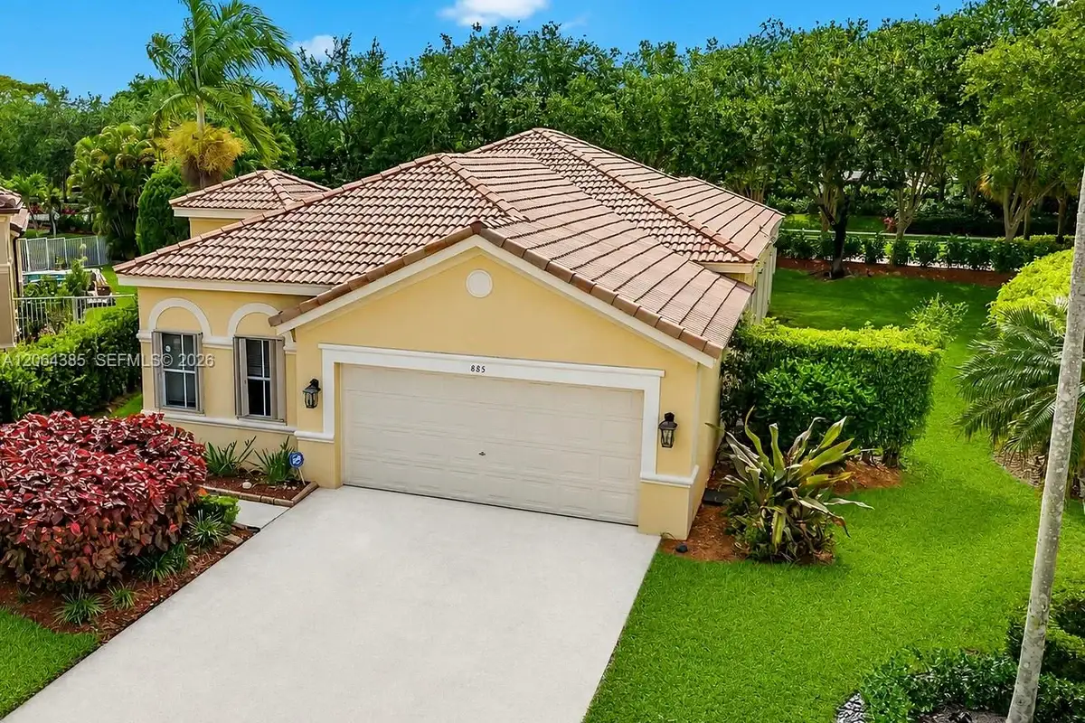 885 Tanglewood Cir, Weston: photo 1 of 29