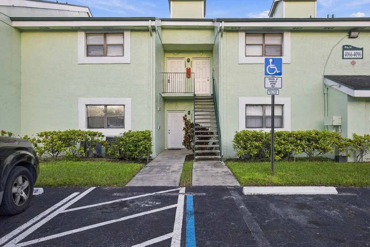 4088 NW 87th Ave, Sunrise: photo 1 of 16