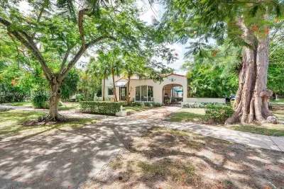 1042 Sorolla Ave, Coral Gables: photo 1 of 86