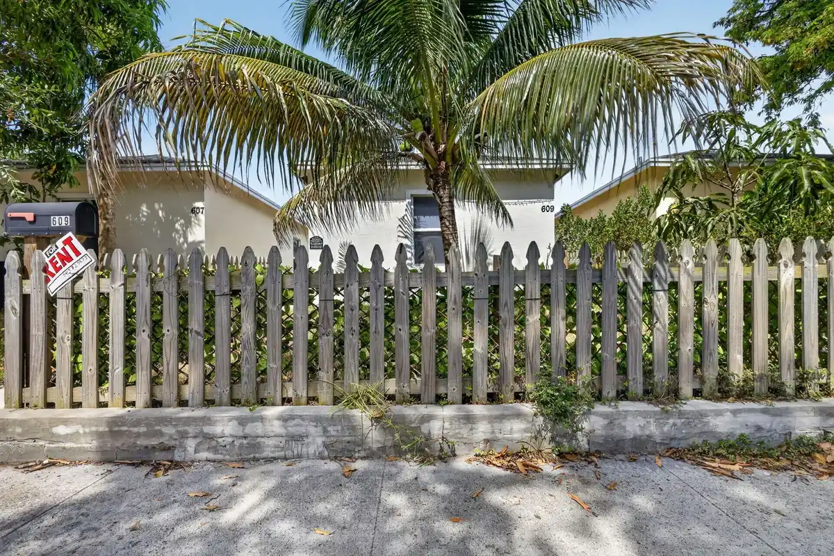 609 N F St N, Lake Worth: photo 1 of 24