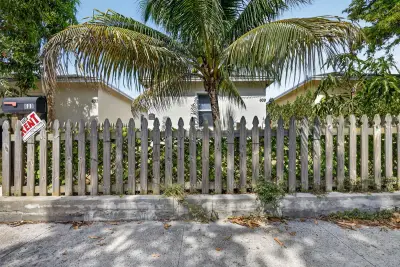 609 N F St N, Lake Worth: photo 1 of 24