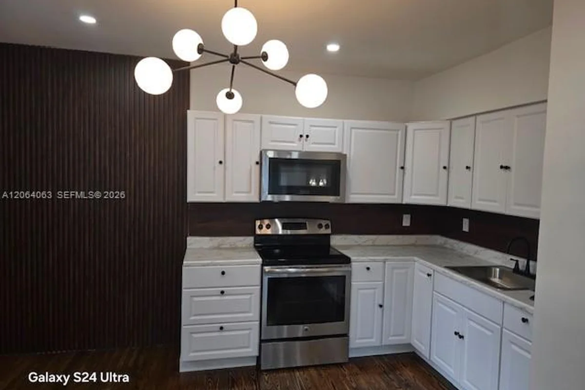 House in North Miami Beach: photo 1 of 21