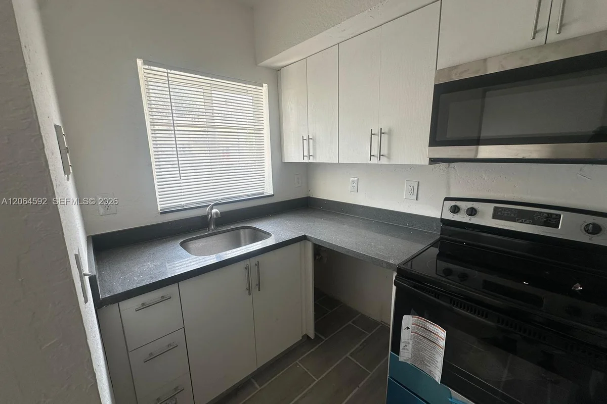 8325 NW 5th Ave, Miami: photo 1 of 21