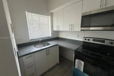 8325 NW 5th Ave, Miami: photo 1 of 21