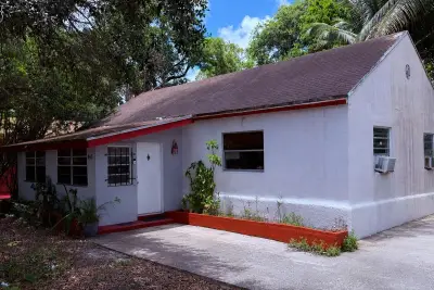 445 NE 163rd St, Miami: photo 1 of 9