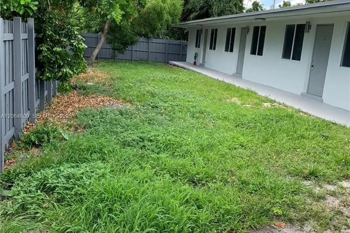 214 SE 8th St #3, Hallandale Beach: photo 1 of 12