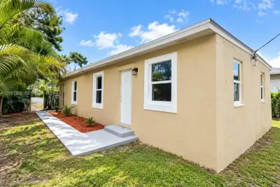 728 SW 6th St #2, Dania Beach: photo 1 of 24