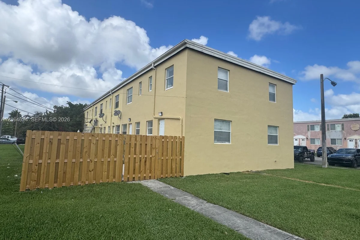 8454 NW 4th Ave, Miami: photo 1 of 13