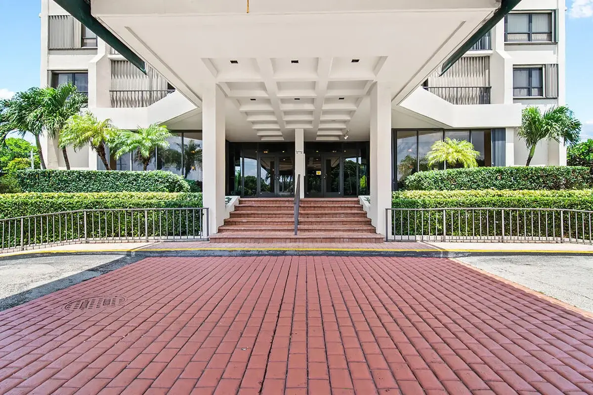 5600 N Flagler Dr #2202, West Palm Beach: photo 1 of 23