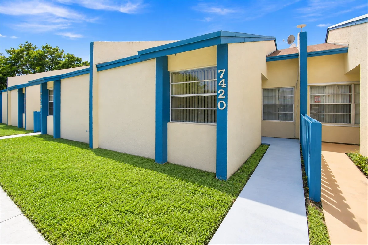 7420 NW 34th St, Lauderhill: photo 1 of 24