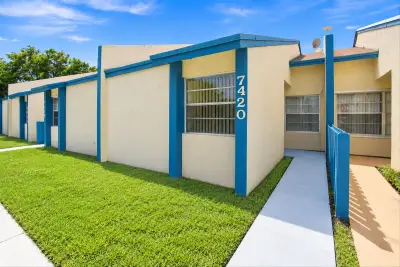 7420 NW 34th St, Lauderhill: photo 1 of 24