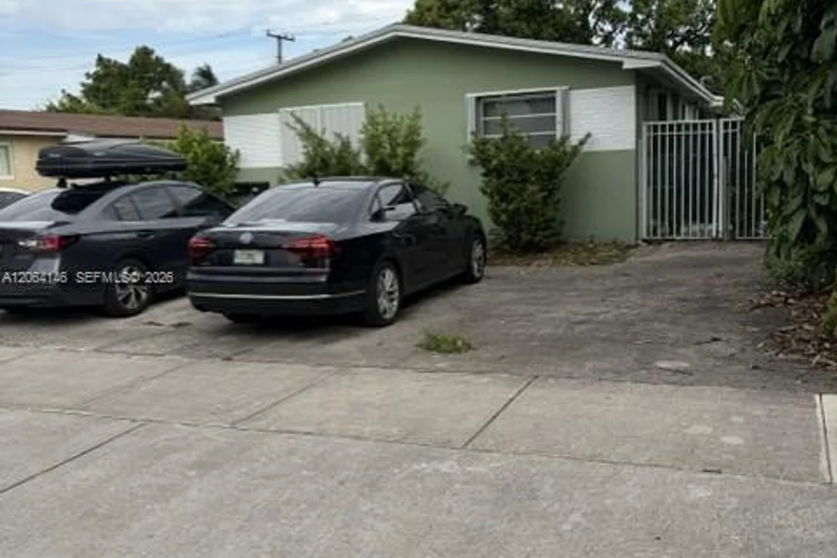 210 E 10th St, Hialeah: photo 1 of 34