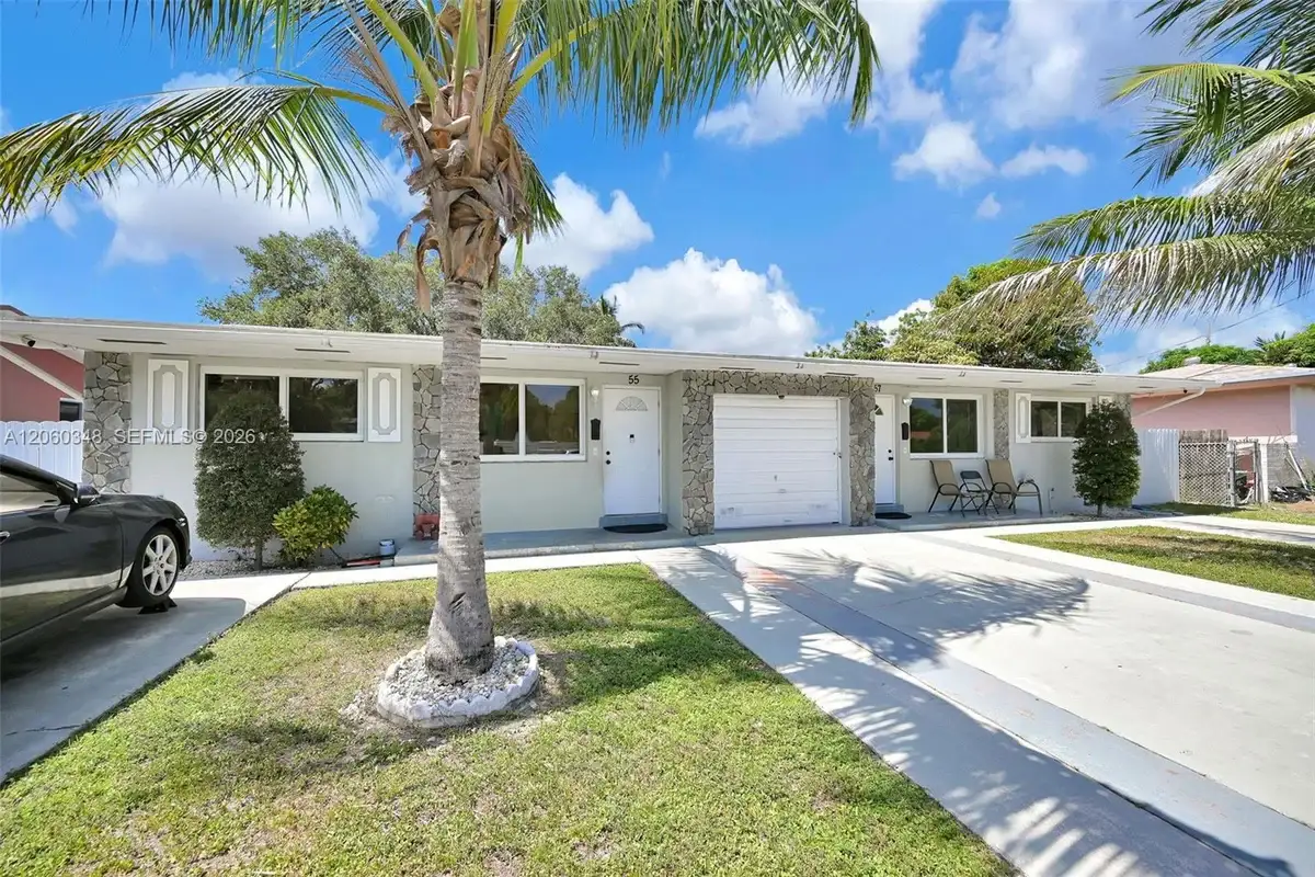 55 NE 165th St, Miami: photo 1 of 36