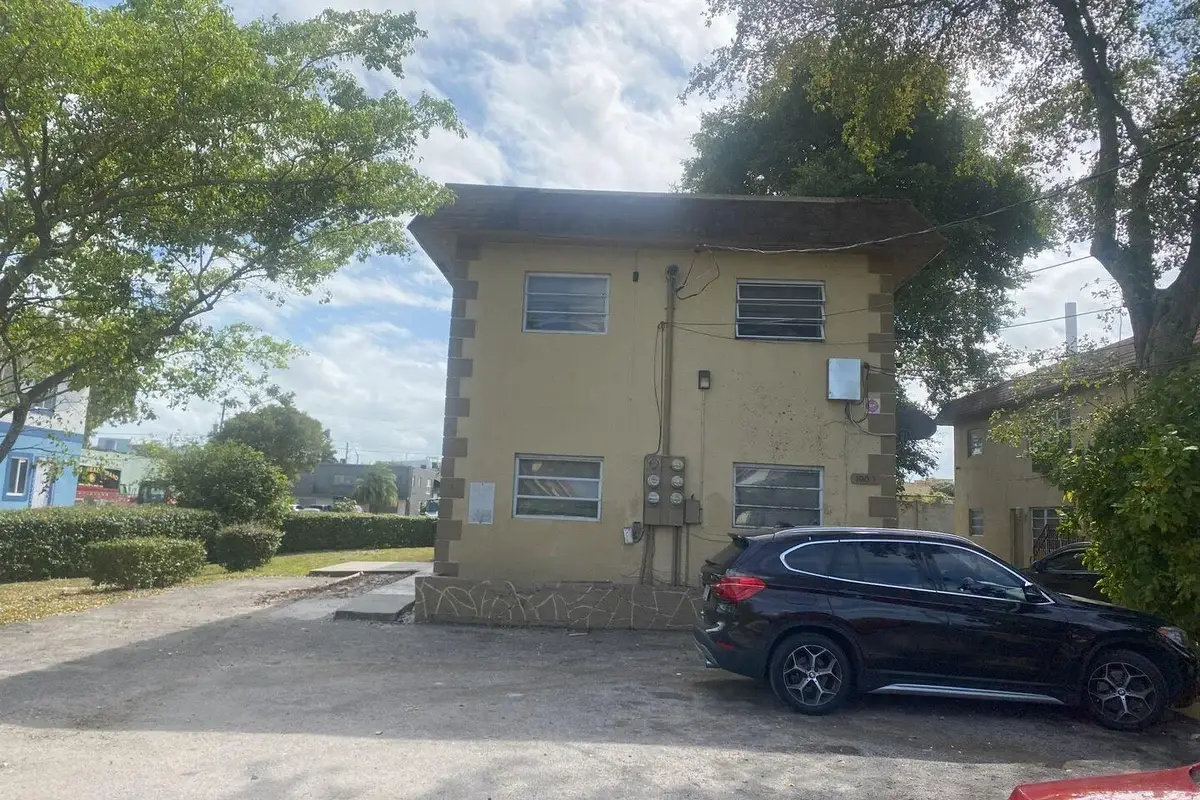 1004 NW 2nd St #1, Fort Lauderdale: photo 1 of 9