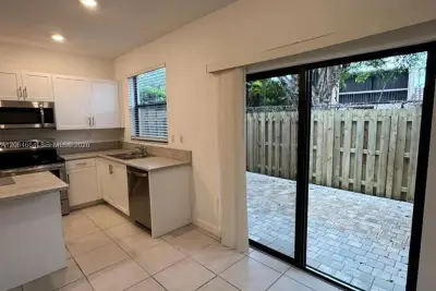 768 NE 206th Ter, Miami: photo 1 of 26