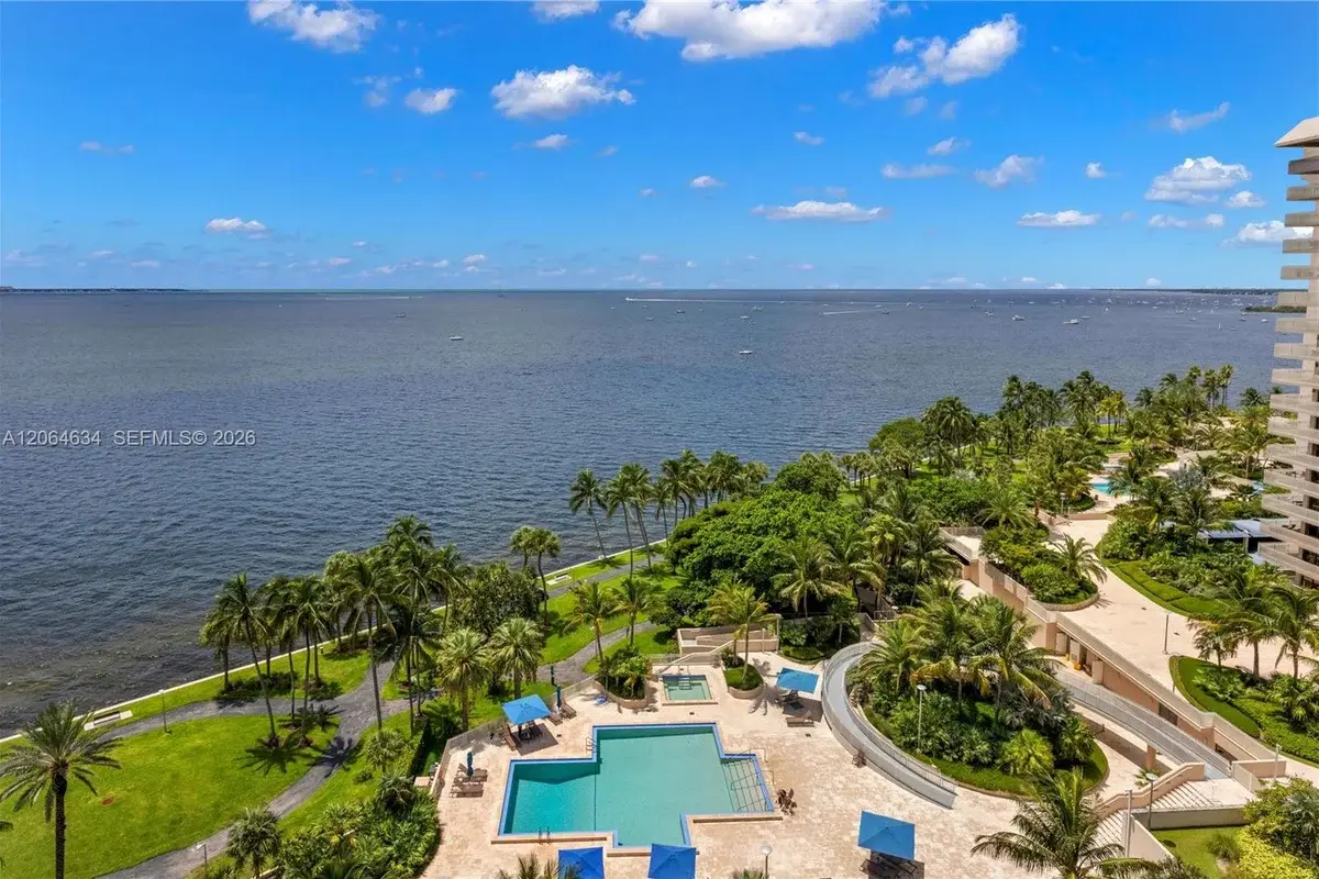 3 Grove Isle Dr #C1402, Miami: photo 1 of 31