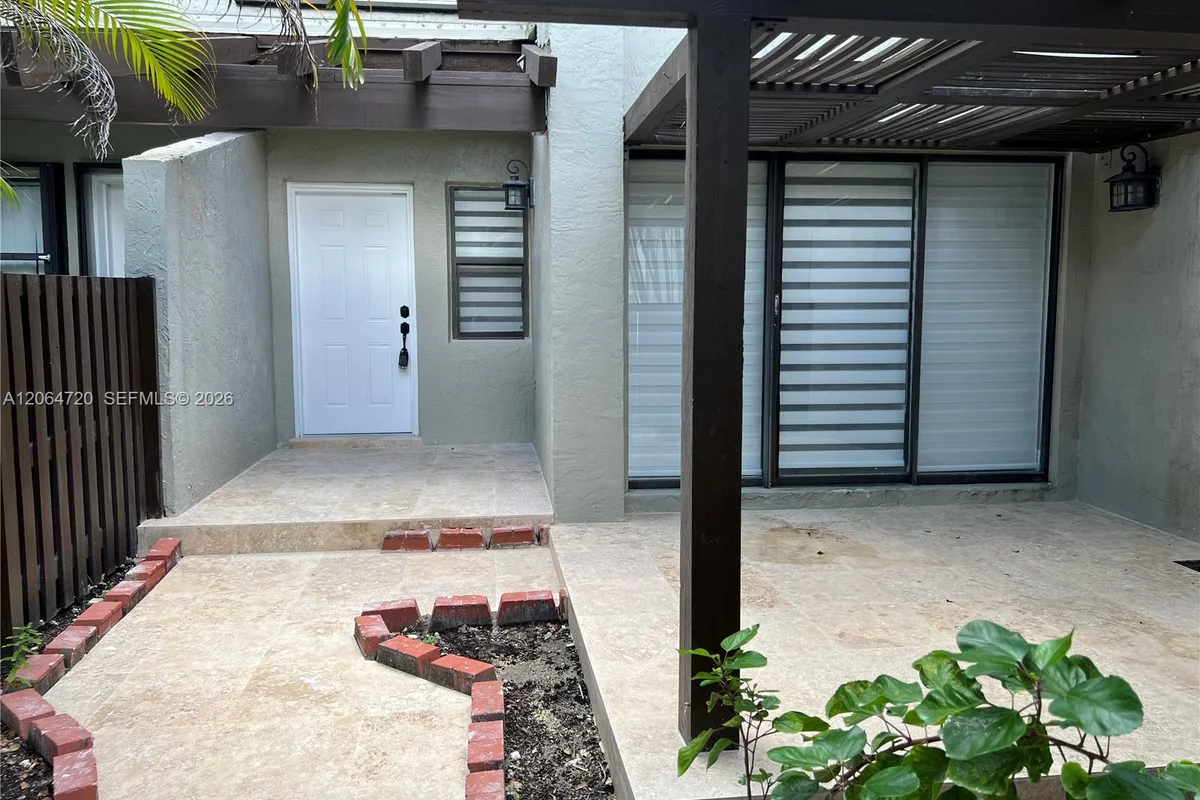 9990 NW 9th St Cir #102, Miami: photo 1 of 32