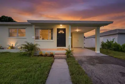 1547 W 10th St, Riviera Beach: photo 1 of 37