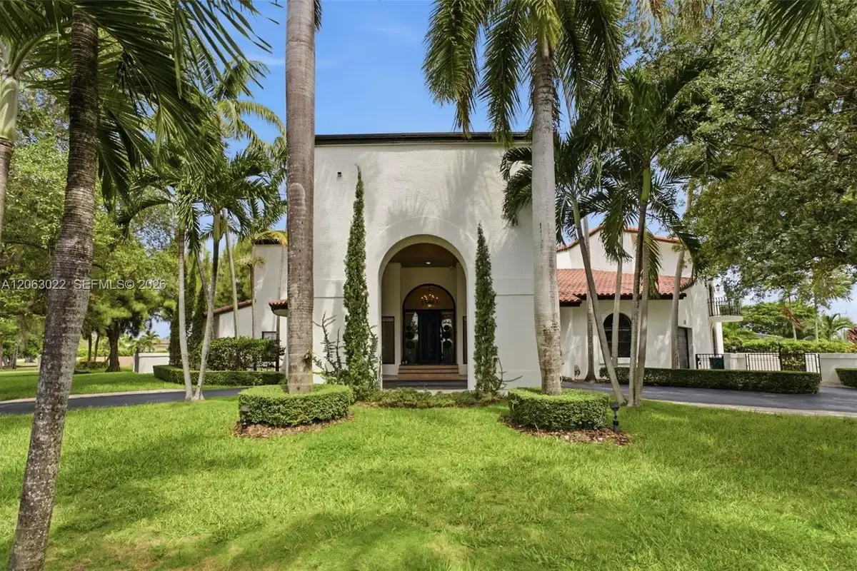 8215 Grand Canal Dr, Miami: photo 1 of 40