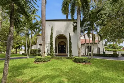 8215 Grand Canal Dr, Miami: photo 1 of 40