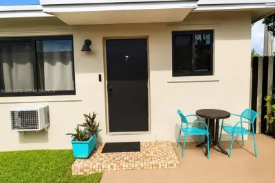 615 NE 7th St #7, Hallandale Beach: photo 1 of 6