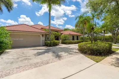 1051 Deerpath Ct, Weston: photo 1 of 37