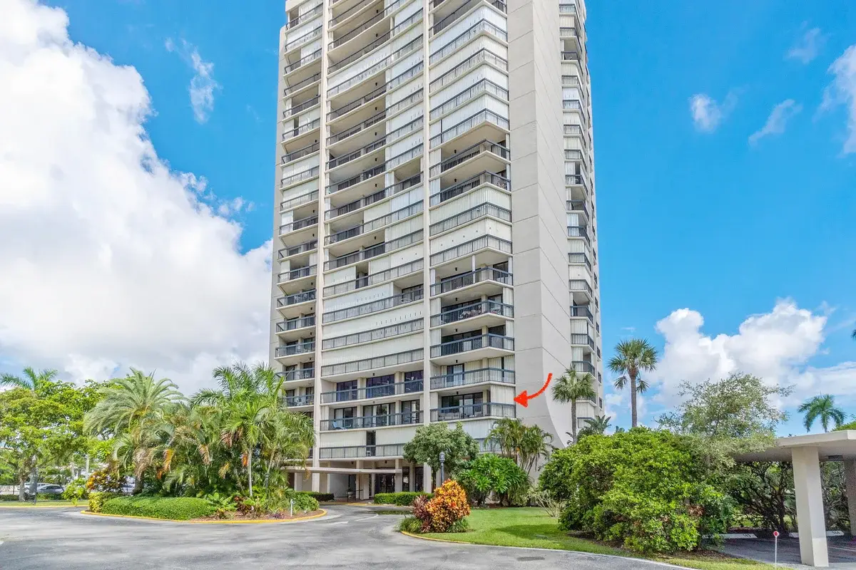 2425 Presidential Way #304, West Palm Beach: photo 1 of 24