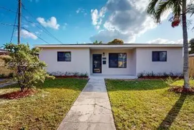 830 NE 171st St, North Miami Beach: photo 1 of 5