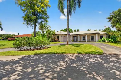 9404 NW 37th Ct, Coral Springs: photo 1 of 40