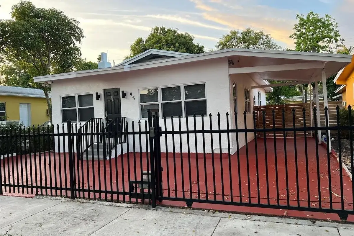 45 NE 50th St, Miami: photo 1 of 40