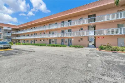 18555 NE 14th Ave #502, Miami: photo 1 of 43