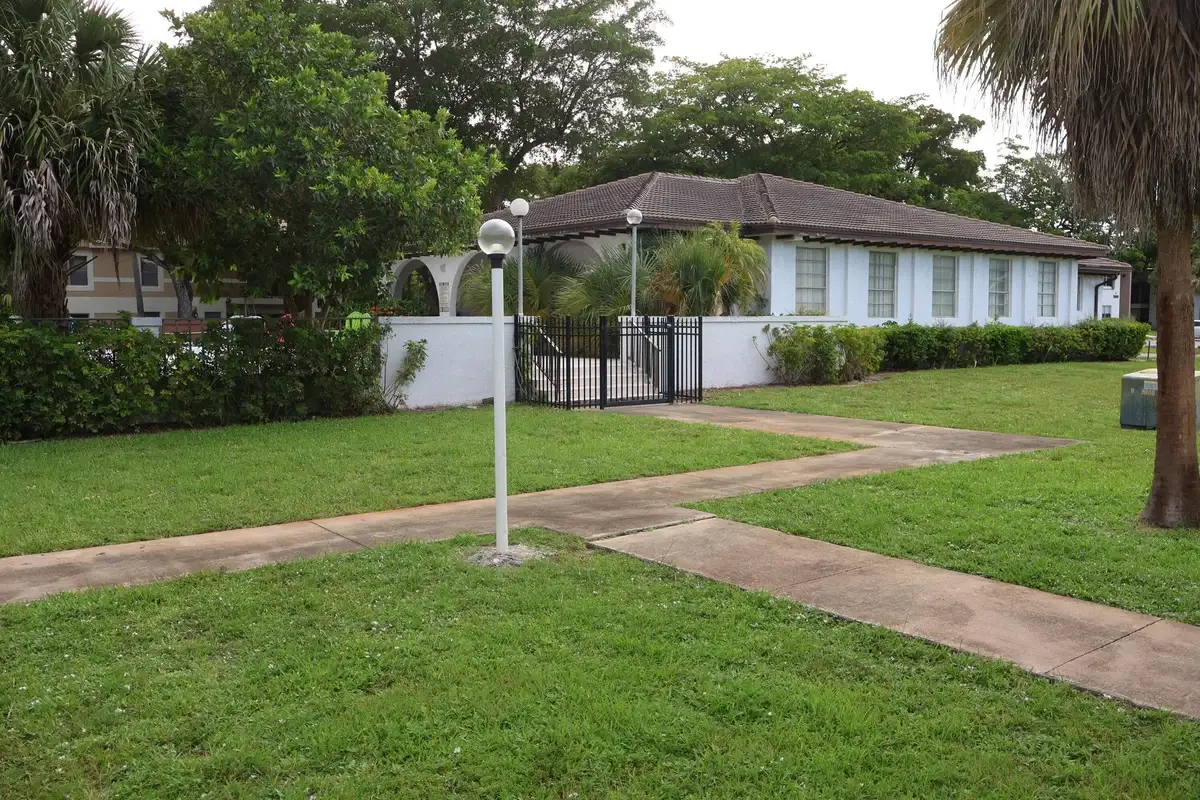 Condo in Coral Springs: photo 1 of 1
