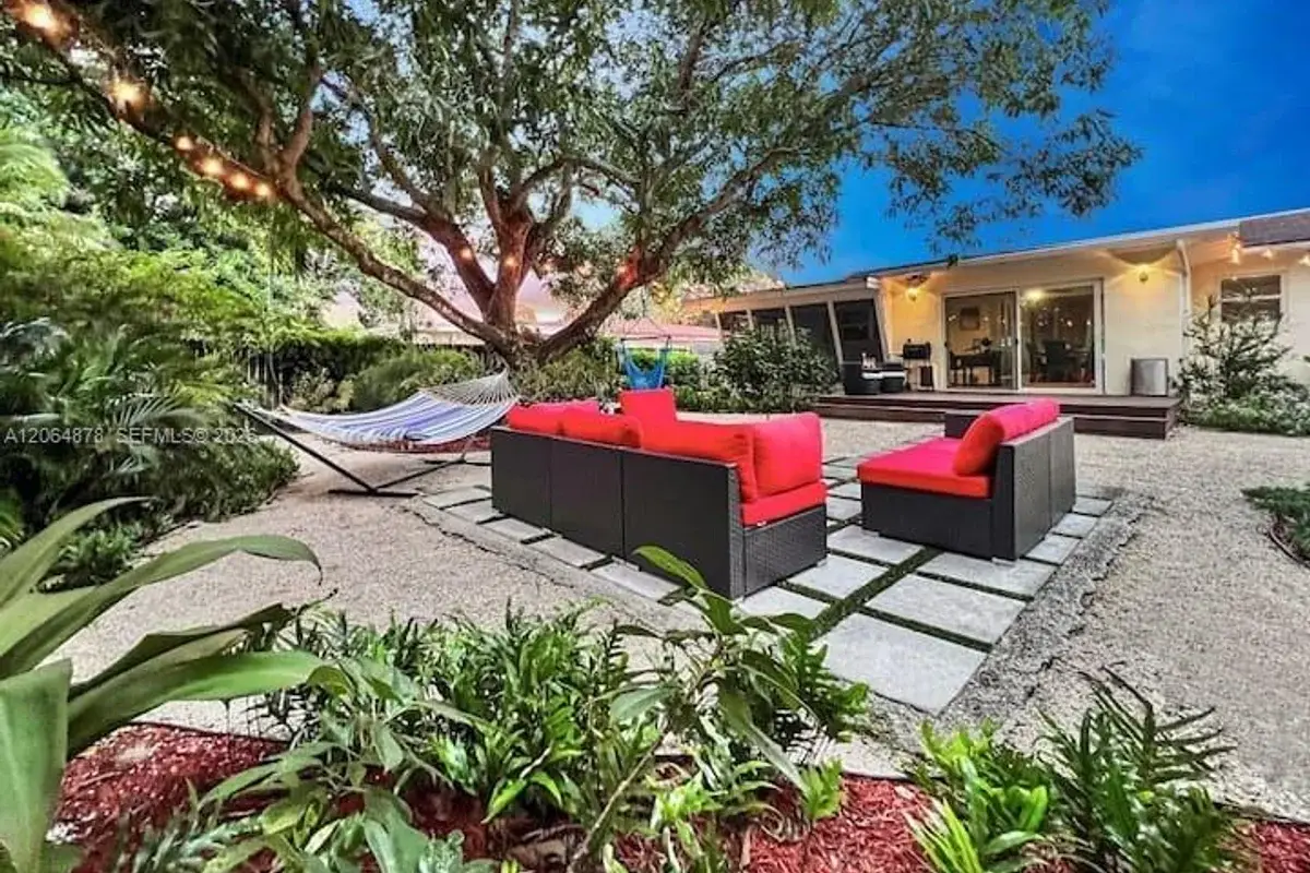 House in Biscayne Park: photo 1 of 24