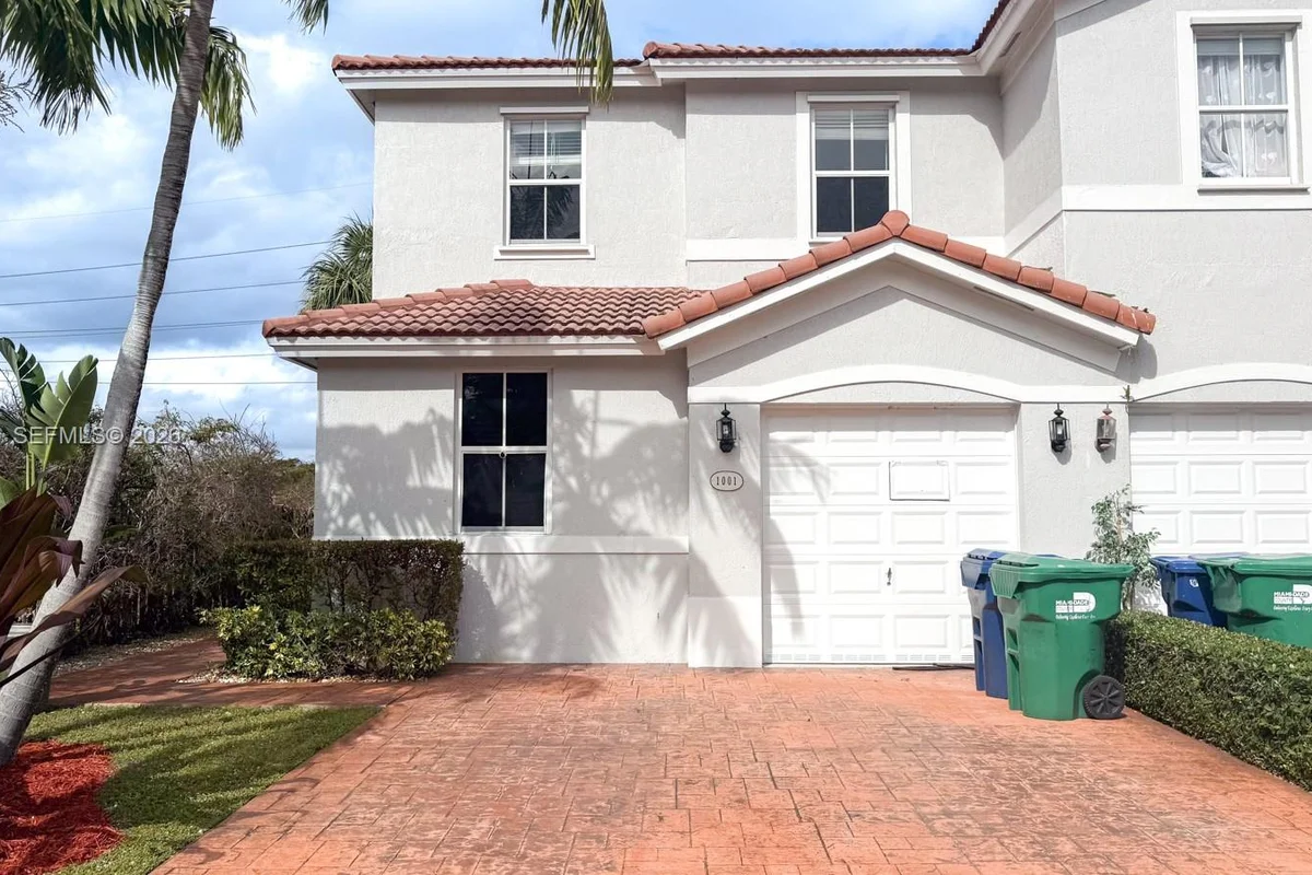 1001 NE 208th St, Miami: photo 1 of 33