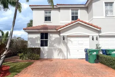 1001 NE 208th St, Miami: photo 1 of 33