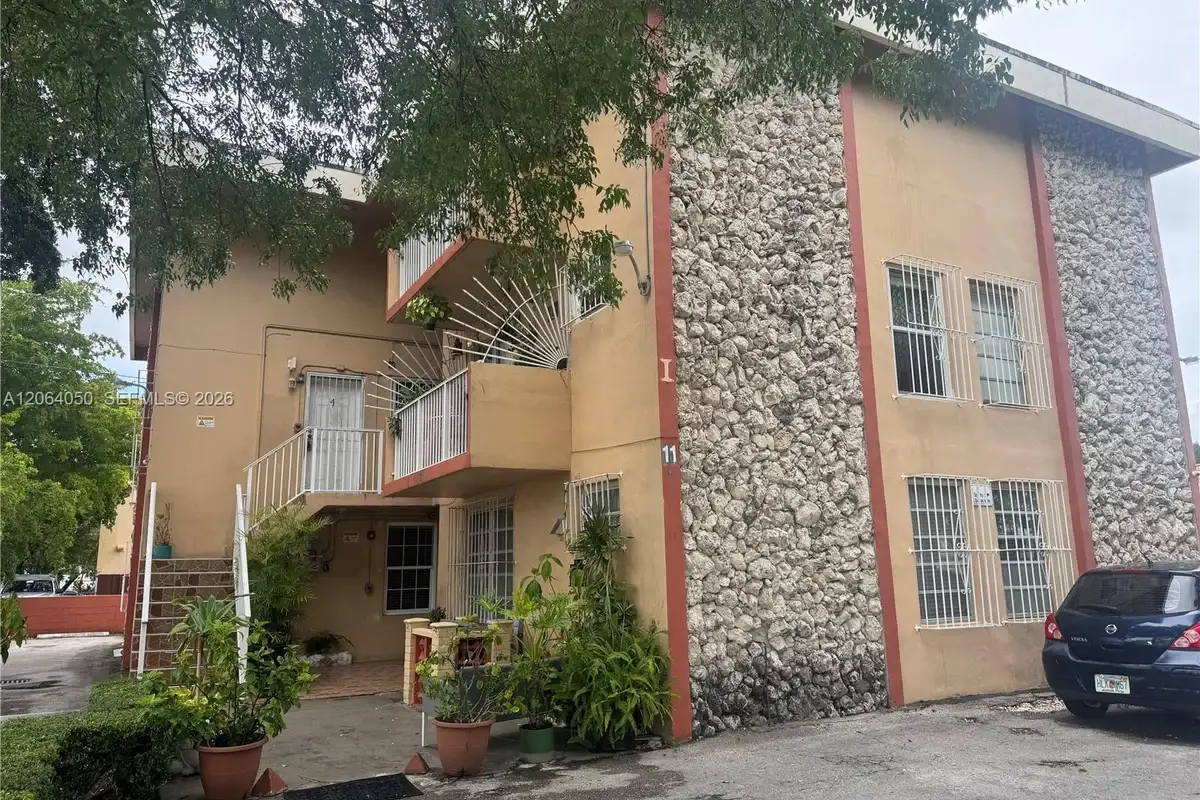 11 SW 32nd Ave #4, Miami: photo 1 of 13