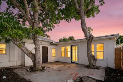 526 38th St, West Palm Beach: photo 1 of 33